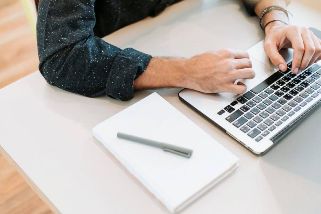 image-mann-arbeitet-am-laptop WordPress Wartung - Mann tippt etwas auf der Tastatur eines Laptops